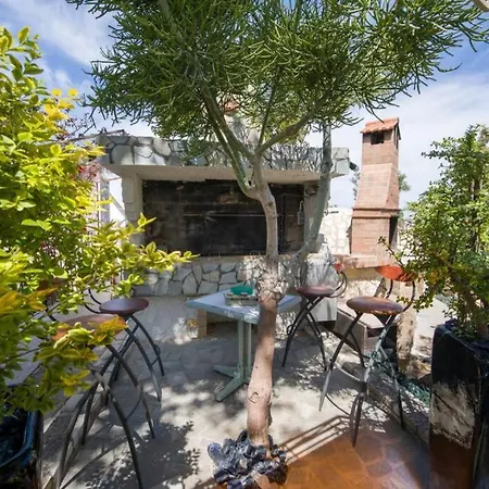 Hébergement de vacances Renas Secret Garden House