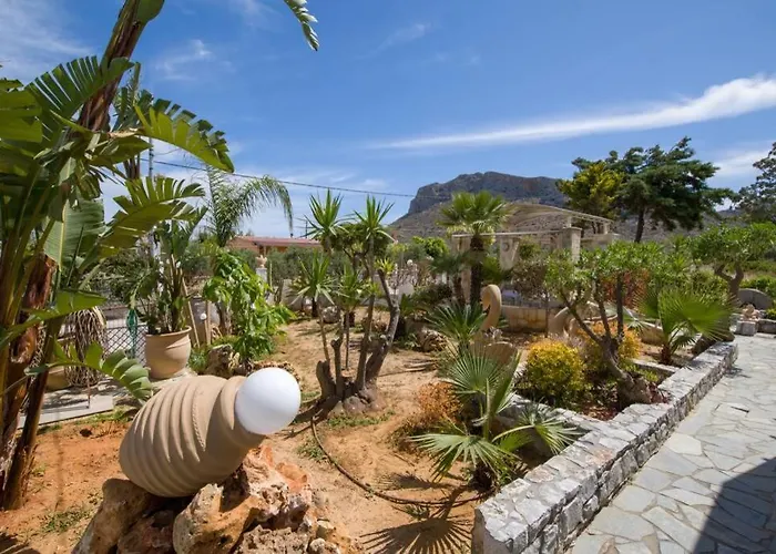 Holiday home Renas Secret Garden House