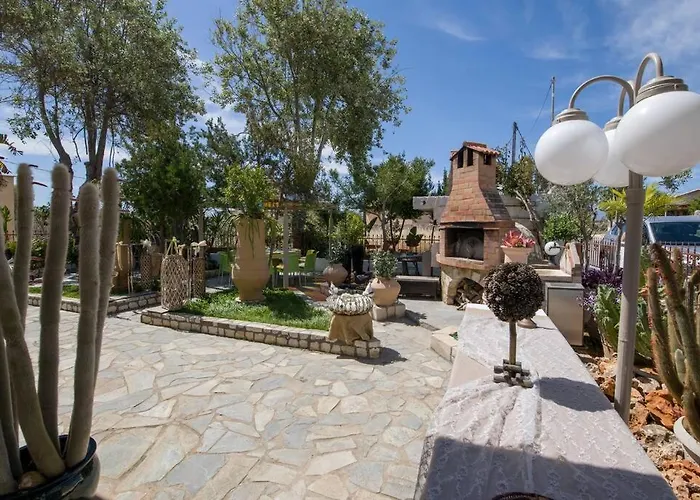 Renas Secret Garden House